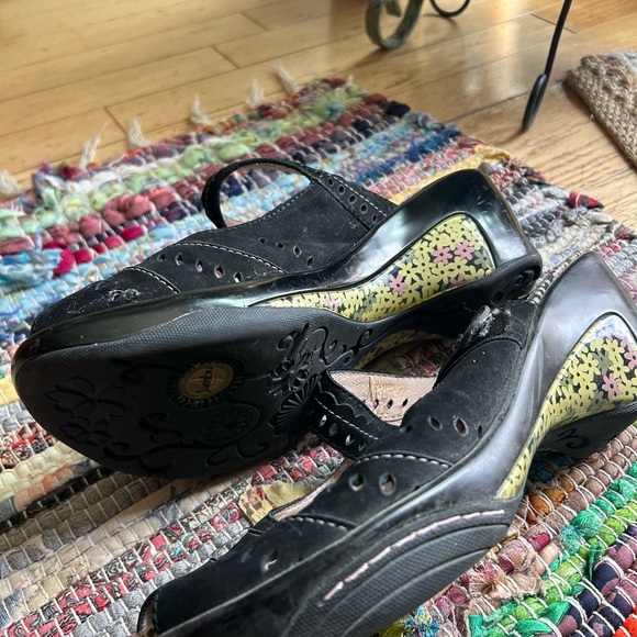 Jambu Black Sandals with Perforated Design and Arch Support - Picture 10 of 15